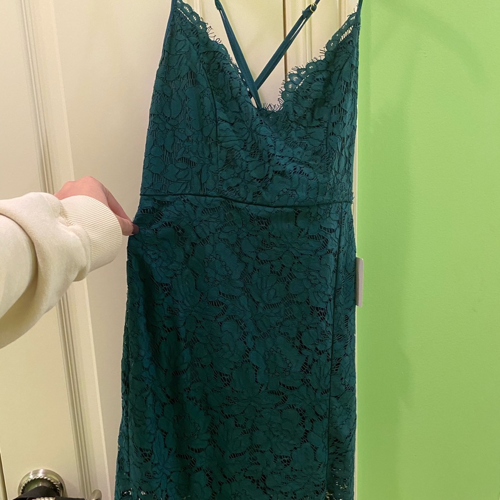Lulu’s tight green lace dress